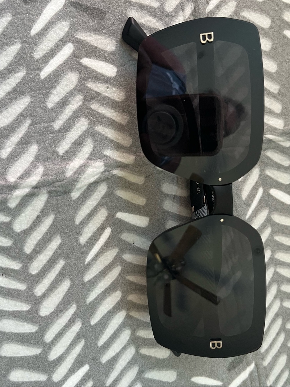 New Women’s fashion Black Square Sunglasses - B Logo